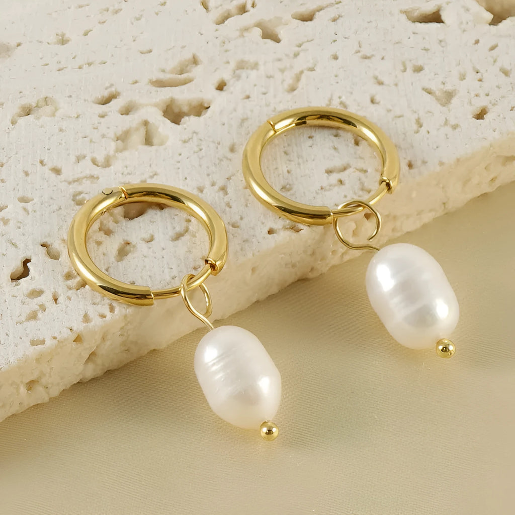 Gold electroplated stainless steel earrings with geometric shape and pearl decorative elements