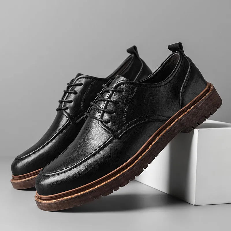 Men's casual leather shoes in cowhide with round toe and flat rubber soles