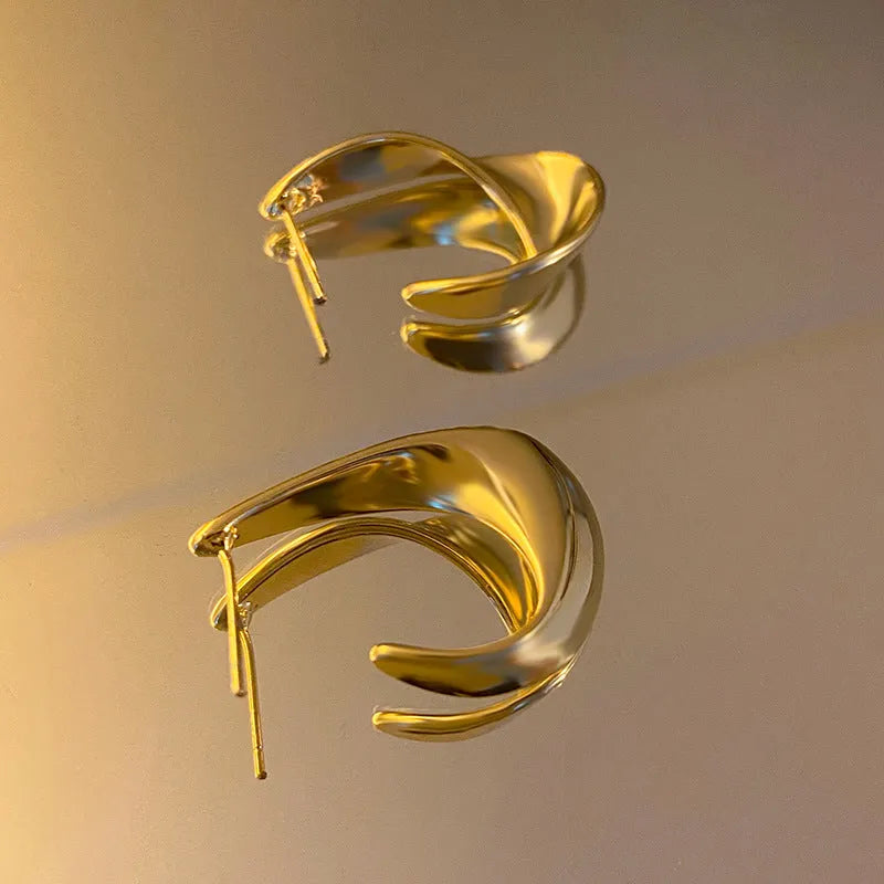 Metal twisted geometry earrings with round element in gold or silver electroplated finish