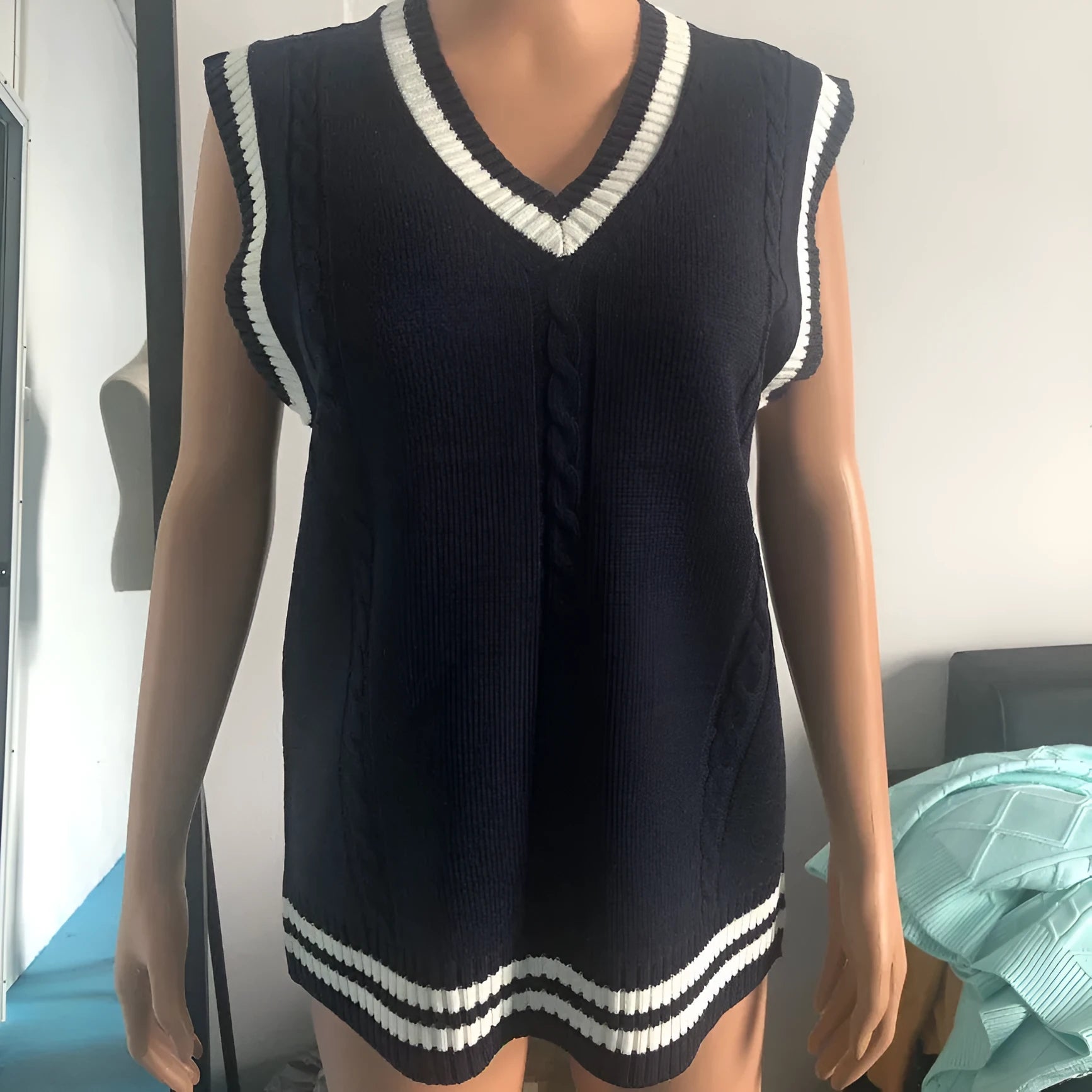 Women's slim-fit V-neck knitted waistcoat with striped stitching in acrylic fibre