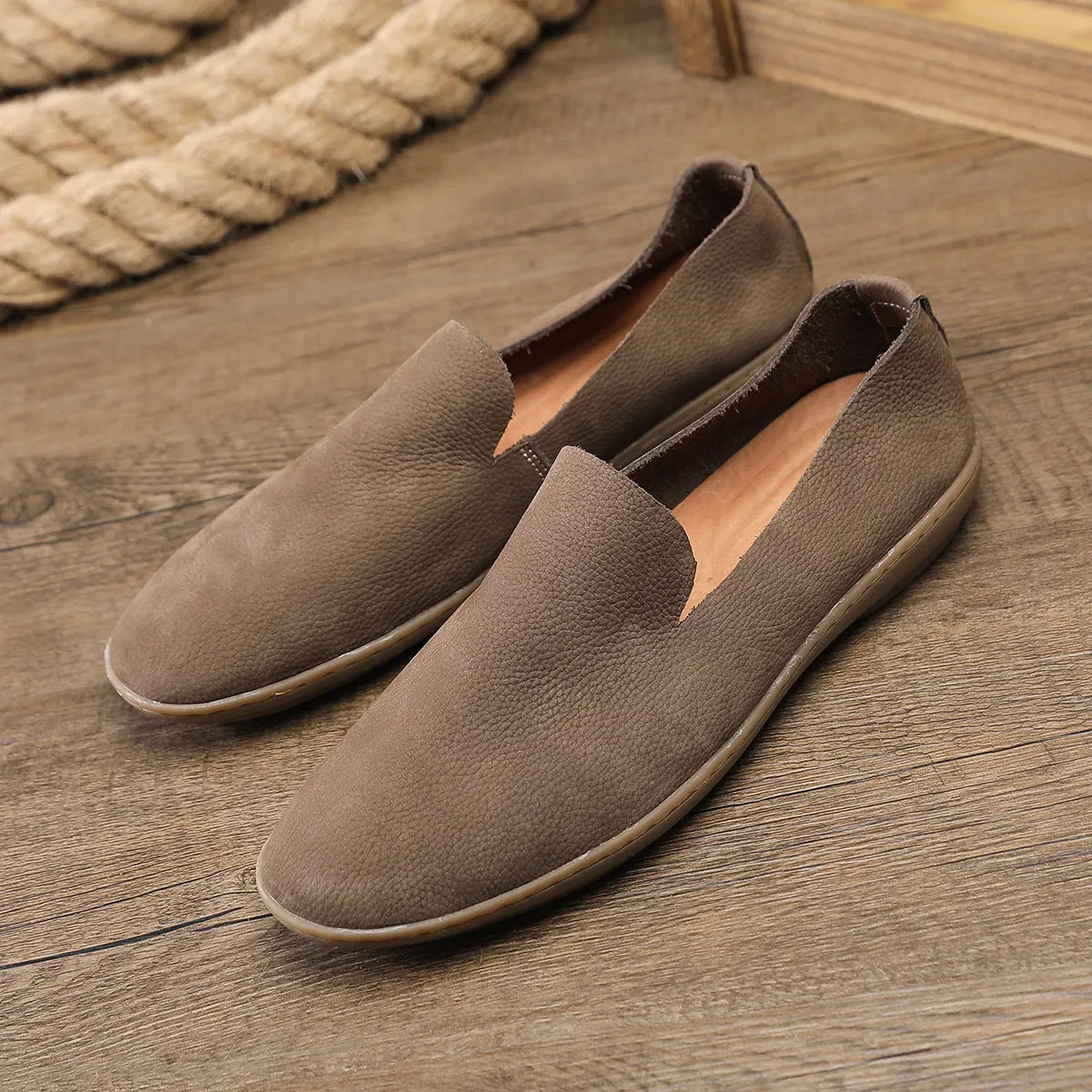 Handmade men's low-top shoes in khaki and grey colours with cowhide uppers and wedge heels