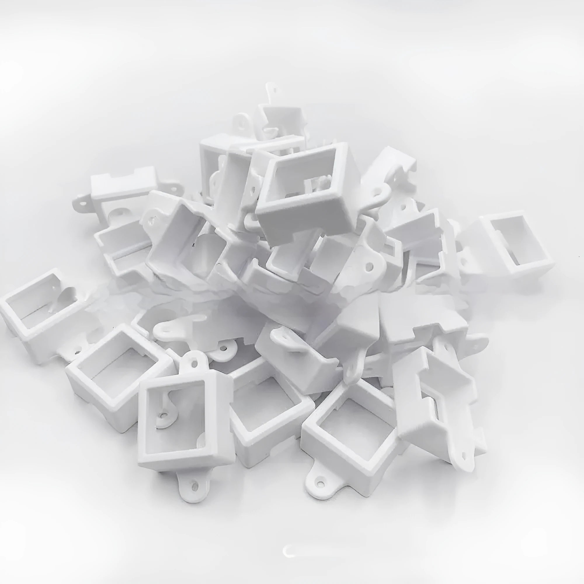 White rectangular plastic lampshade for LED light bracket, dimensions 1.7cm by 6cm.