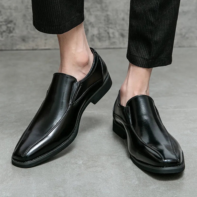 Men's black pointed toe casual shoes made of artificial PU leather with a rubber sole.