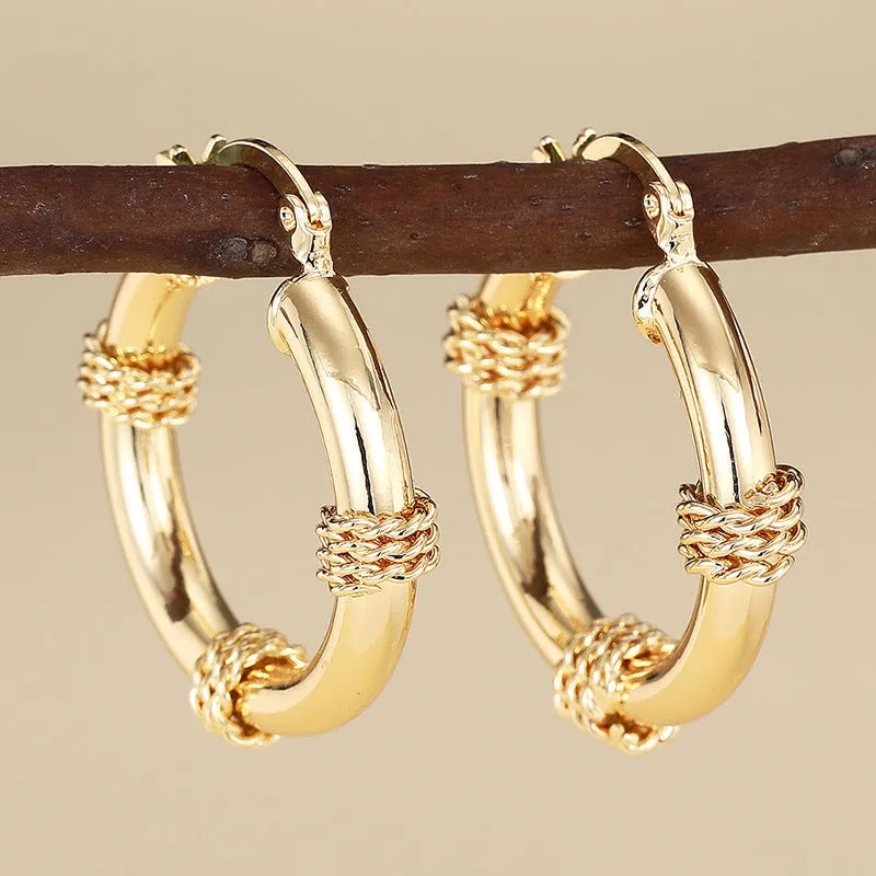 Geometric women's copper earrings with ring and line details in a gold colour.