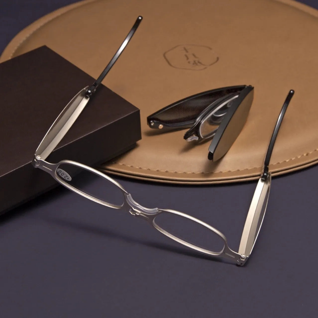 Folding presbyopic reading glasses for men with retro ring design on black frame