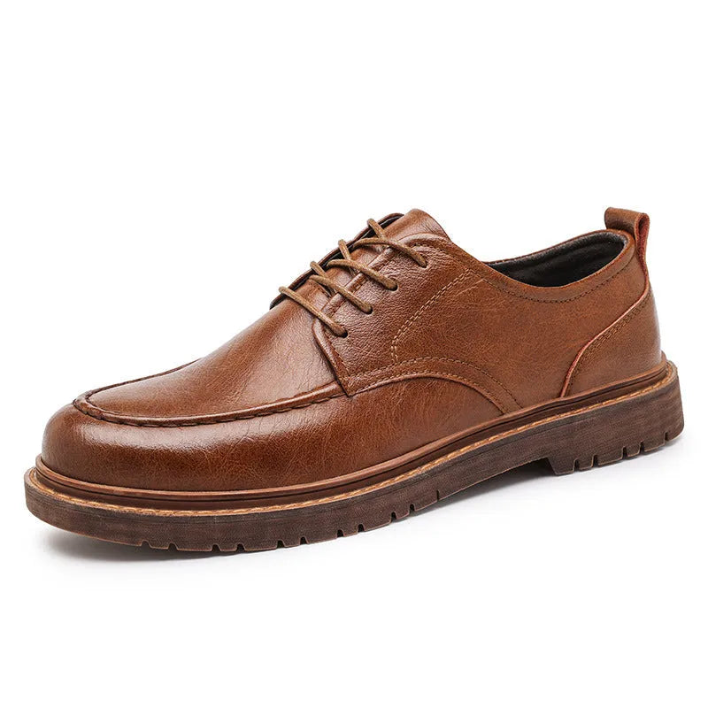 Men's casual leather shoes in cowhide with round toe and flat rubber soles