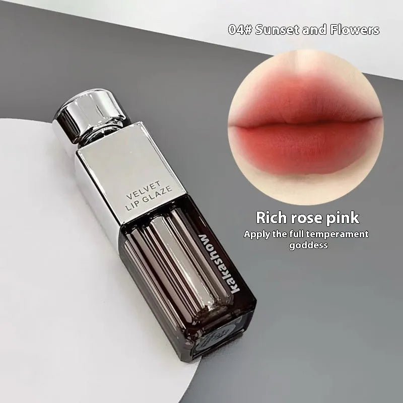 Matte soft mist lipstick in six velvet shades with 1.8g content