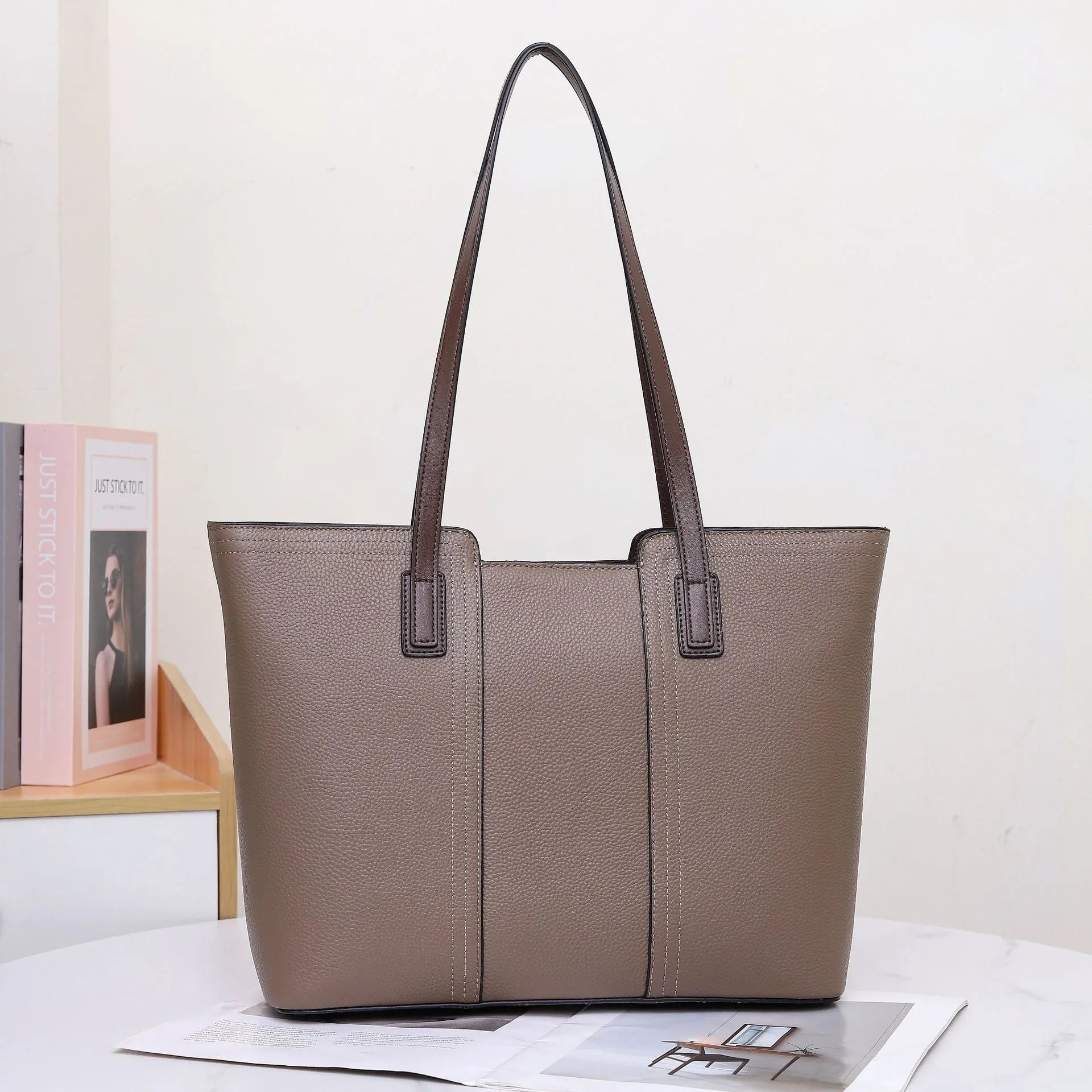 Genuine leather women's shoulder bag in box-type shape with sandwich pocket exterior