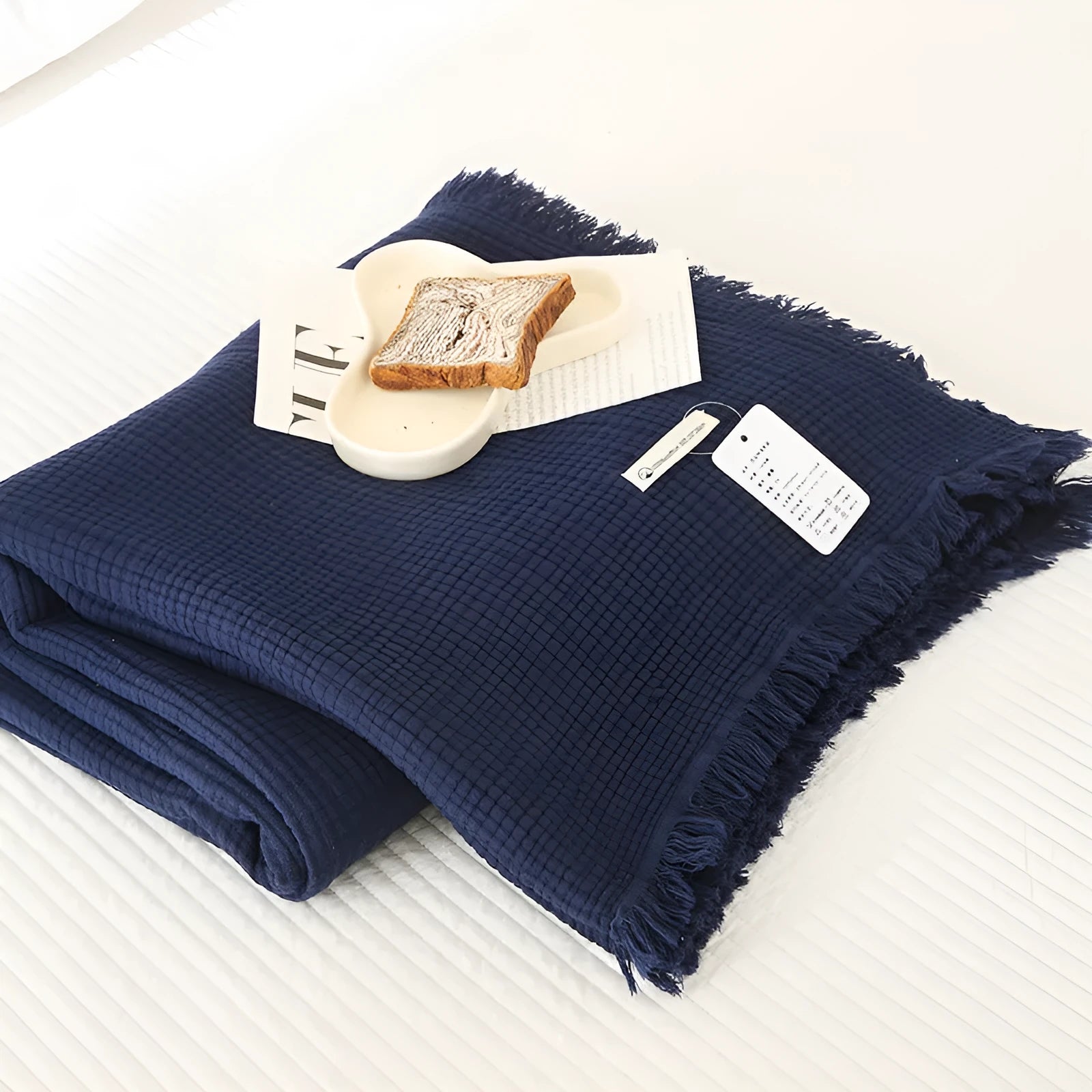 Four-layer gauze cotton blanket with knotted tassels in avocado green colour