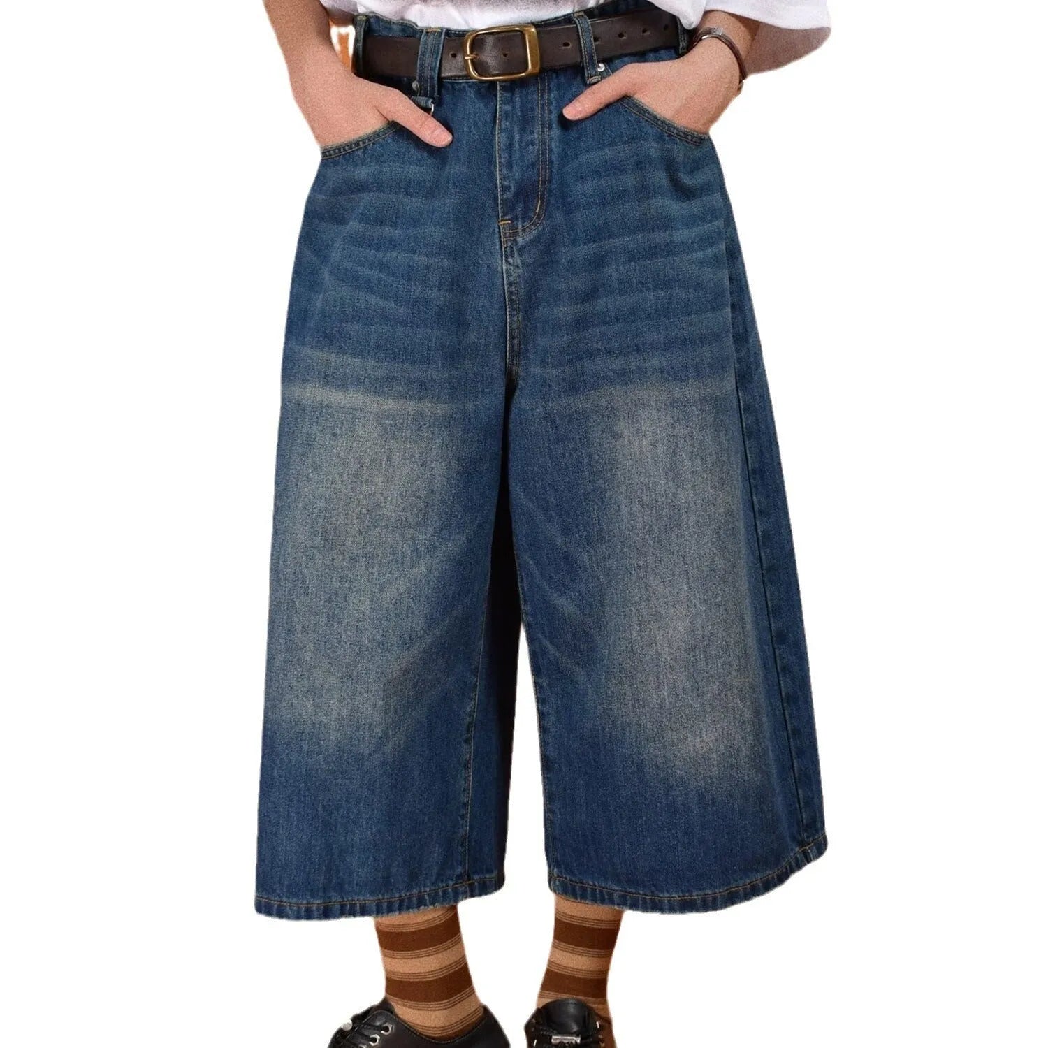Men's denim shorts in straight loose fit with fifth pants length for summer wear
