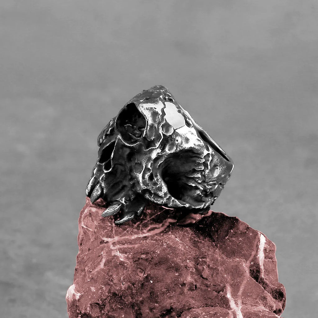 Alloy skull ring with one-eyed design in retro punk style