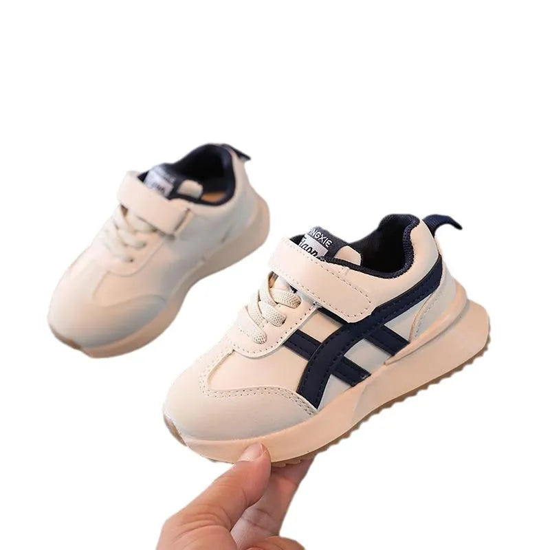Children's white sneakers with Velcro fastening and rubber soles