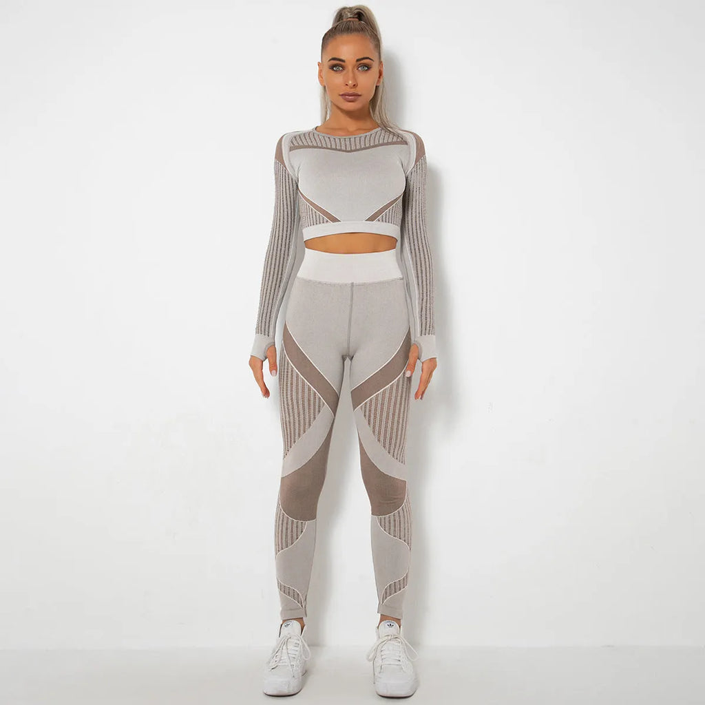 Women's seamless knitted long-sleeved yoga suit in nylon-polyester-spandex fabric blend