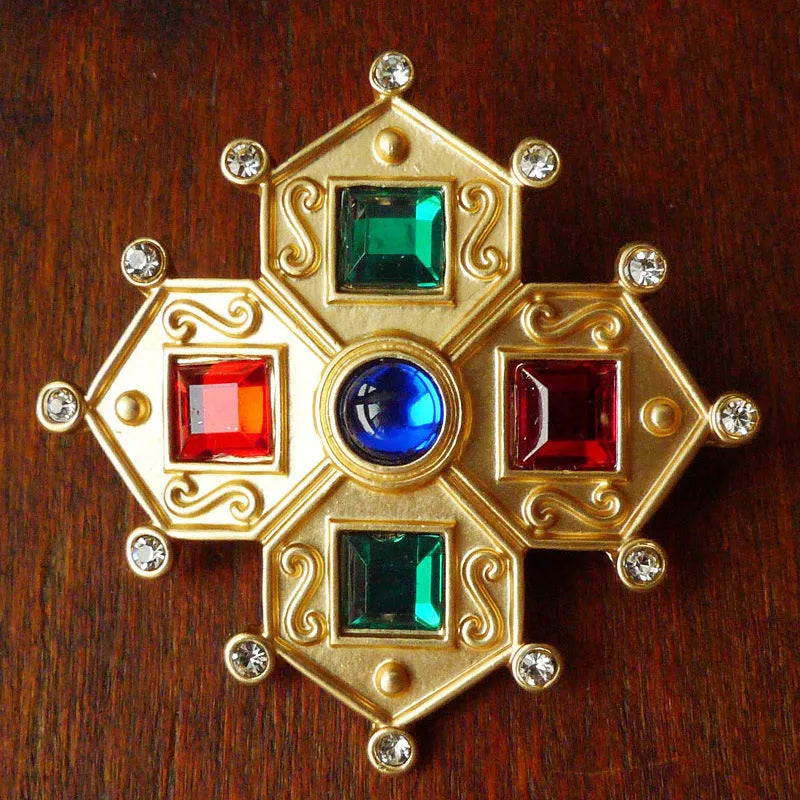 A diamond-shaped zinc alloy baroque brooch with a vintage court design in a selection of colour finishes.