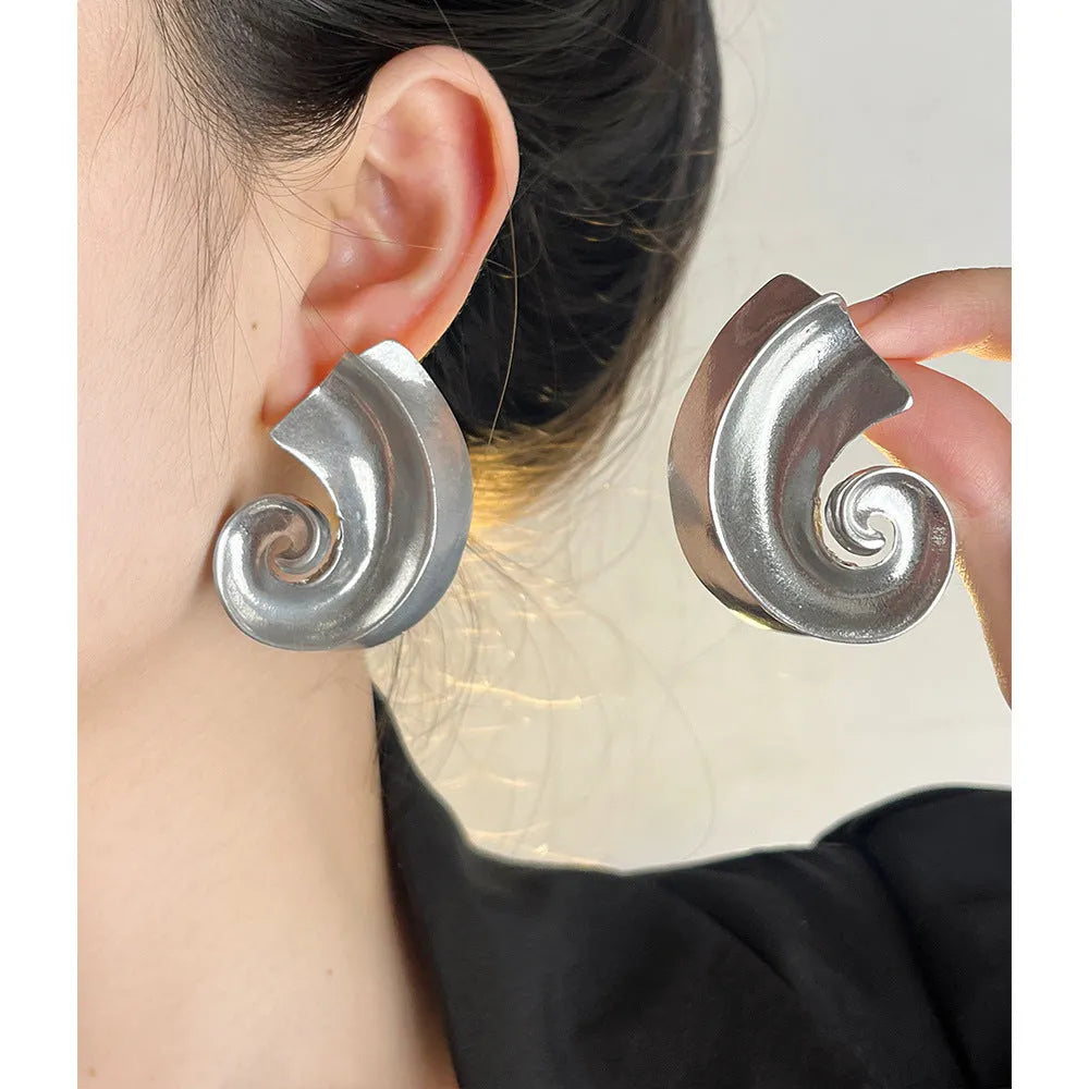 Retro geometric alloy ear studs in gold or silver finish with 5cm size