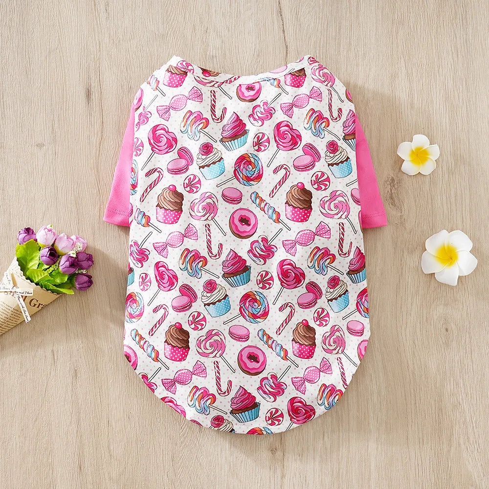 Colourful printed casual t-shirt on a small dog, showing sizing from S to XXL for weights 1.5-8 kg.