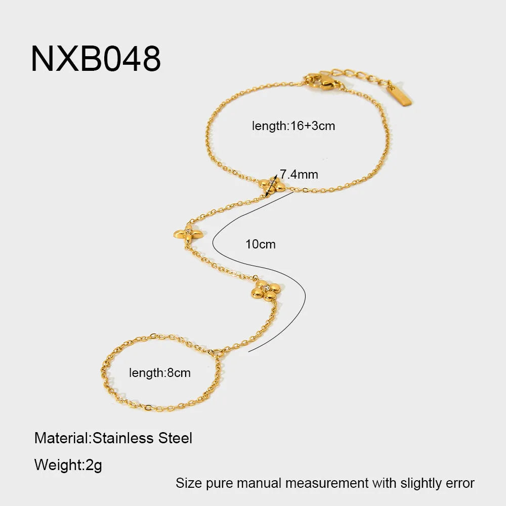 Gold stainless steel women's bracelet with geometric shape, flower and eight-pointed star details.