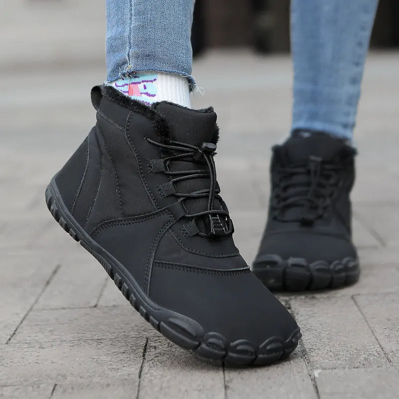 Unisex waterproof snow boots with fleece lining and non-slip rubber soles in black colour