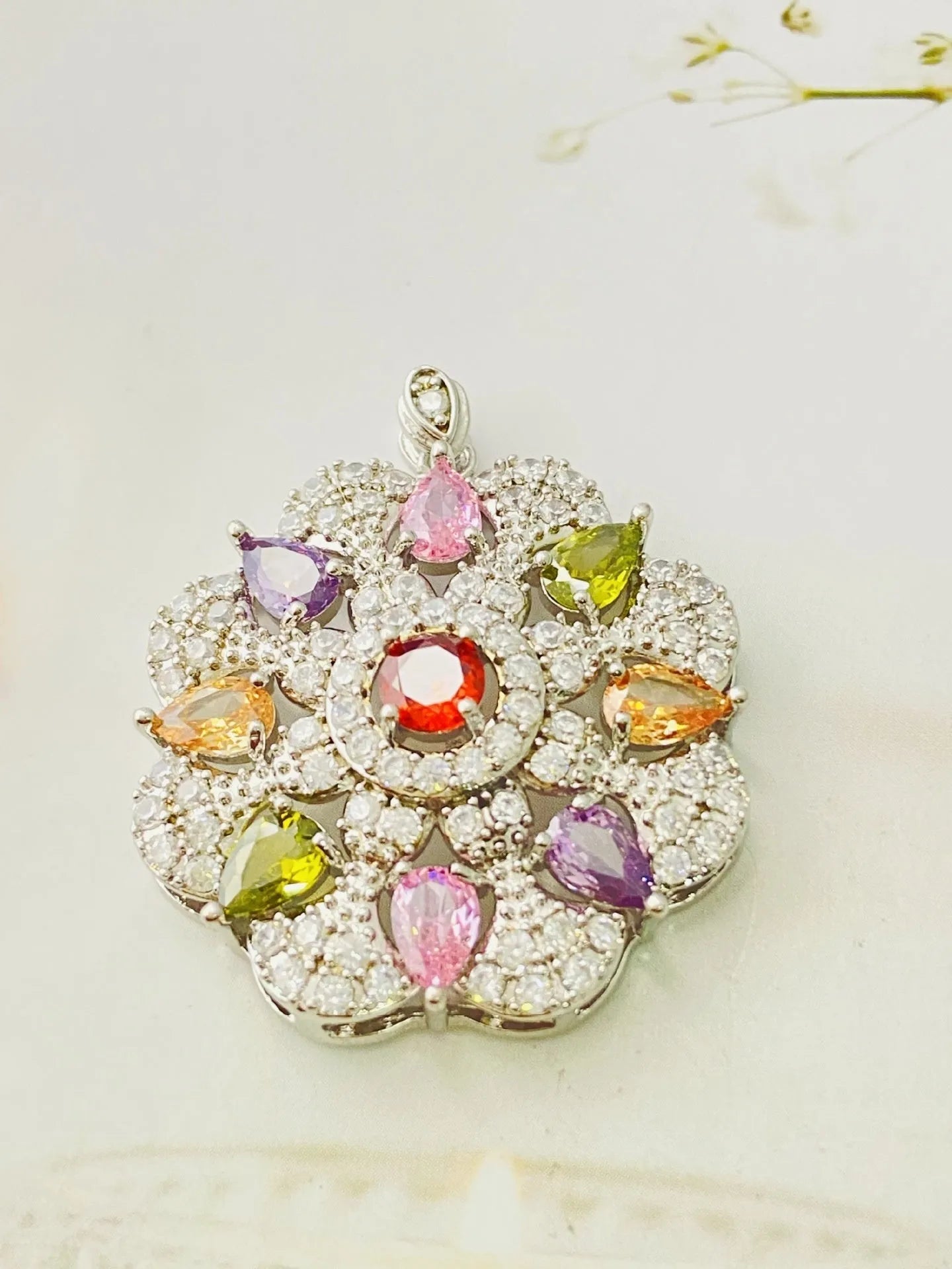 Women's colourful zircon flower pendant necklace in gold, champagne gold or platinum colour finishes