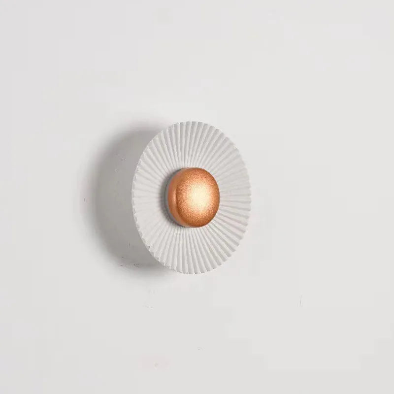 Round wall lamp in aluminium with adjustable gold and white light colour options