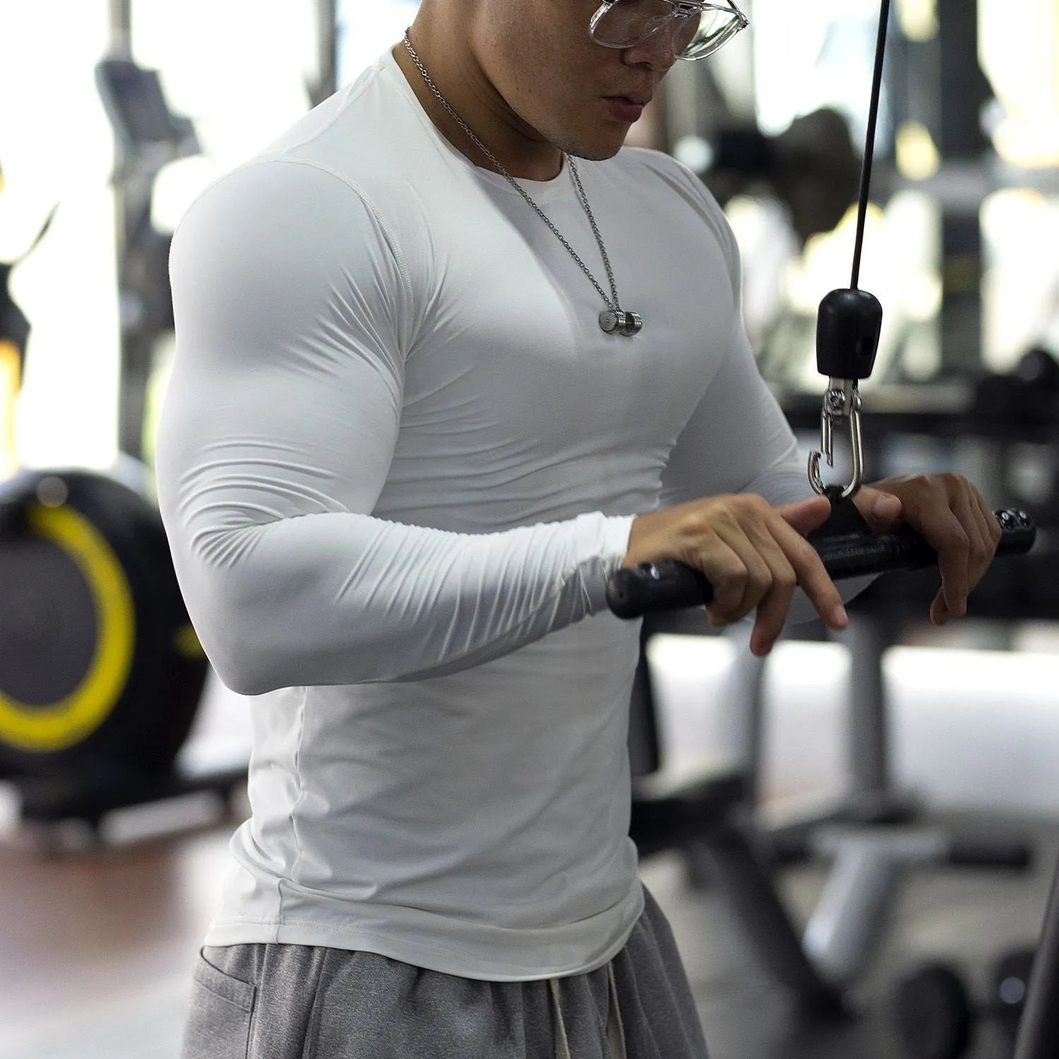 Man wearing black slim-fit long sleeve fitness tights for workout
