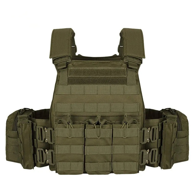 Men's camouflage tactical vest in wear-resistant polyester, shown in an outdoor setting.