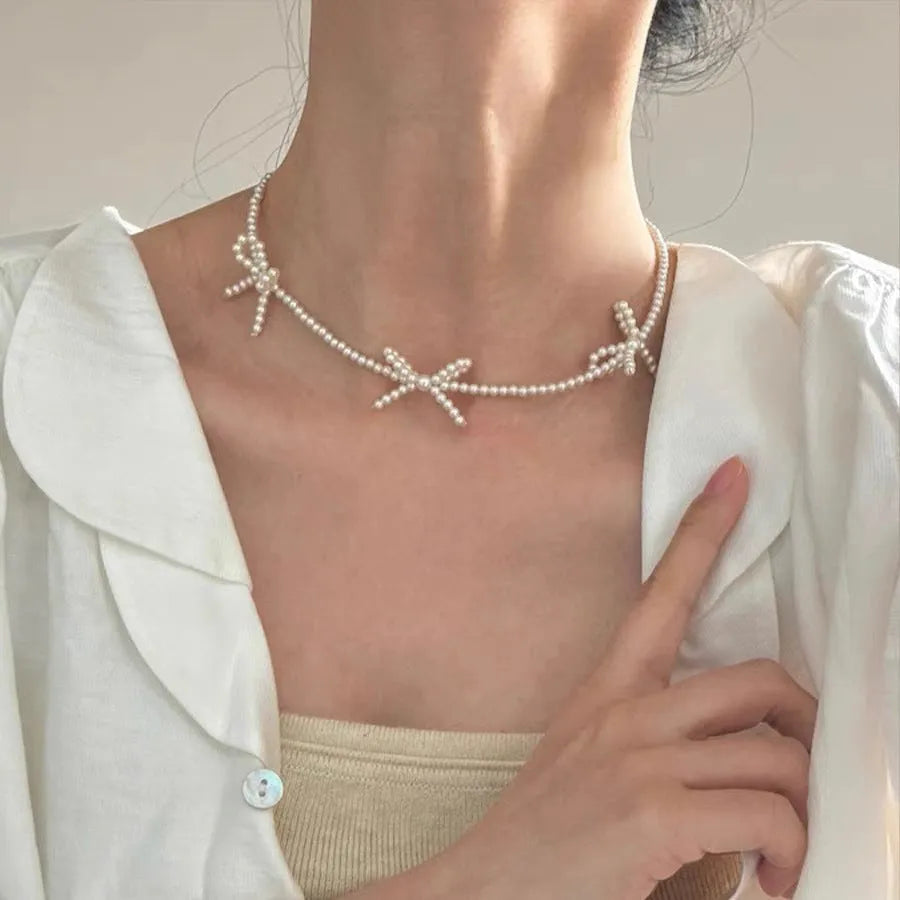 White sweet bow pearl necklace for women with adjustable length and geometric centrepiece