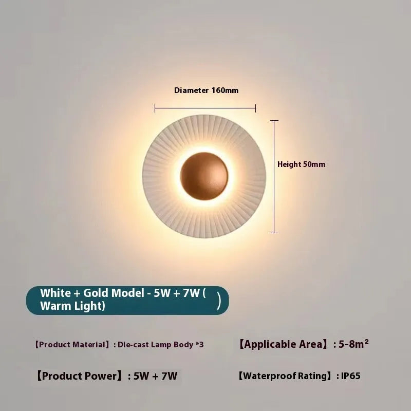 Round wall lamp in aluminium with adjustable gold and white light colour options