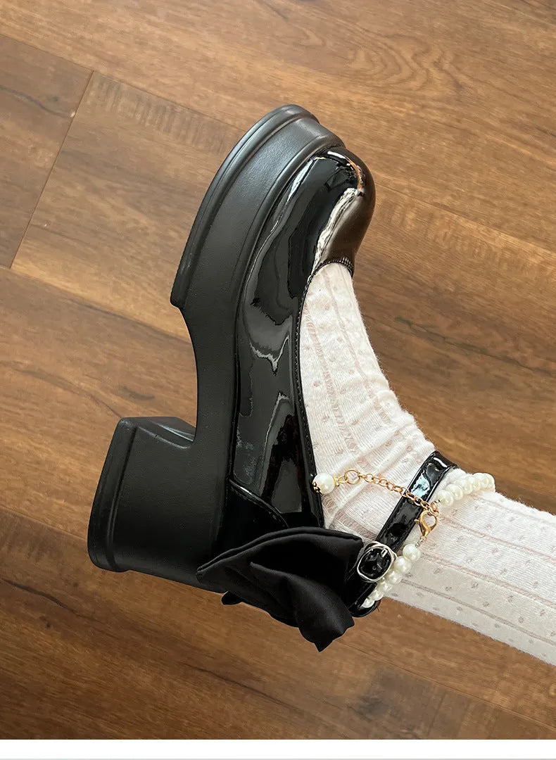 Women's black chunky heel Mary Jane shoes with round toe and strap design